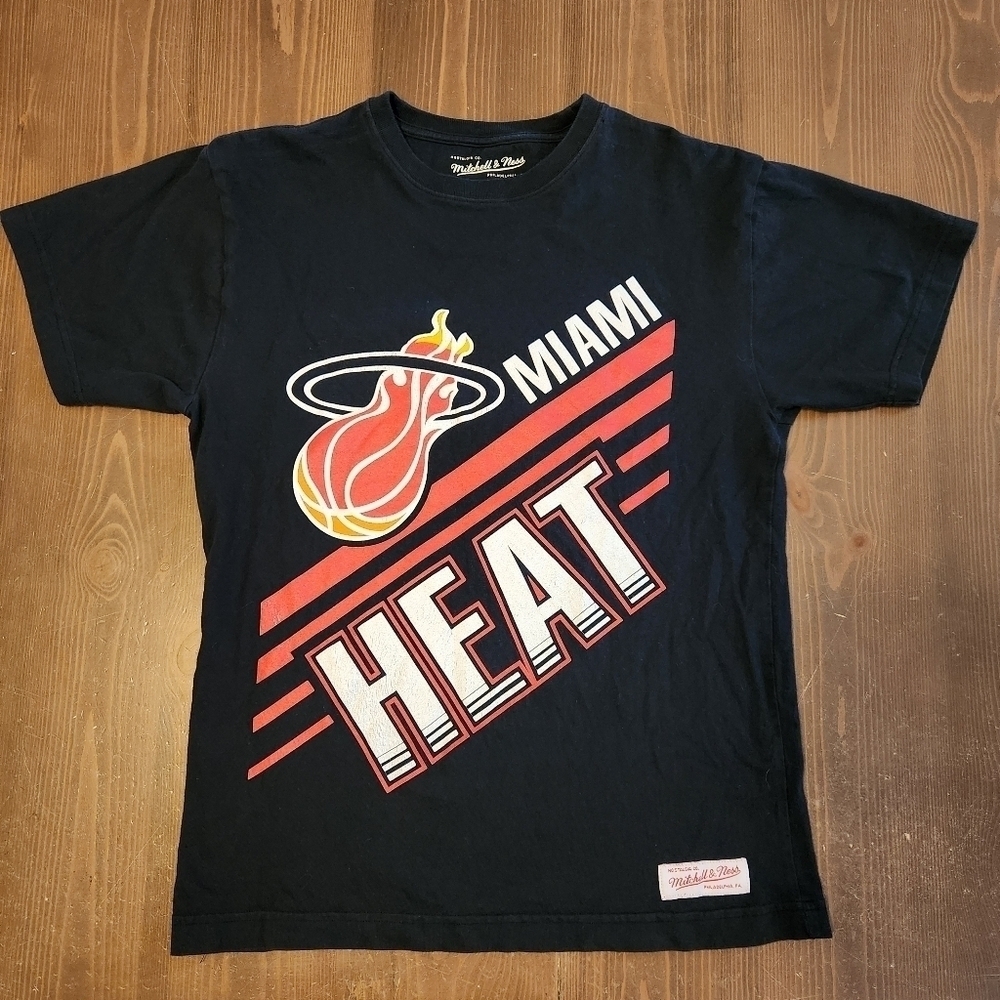 Mitchell & Ness Menās T-Shirt Black NBA Basketball Miami Heat Graphic Tee Sz L